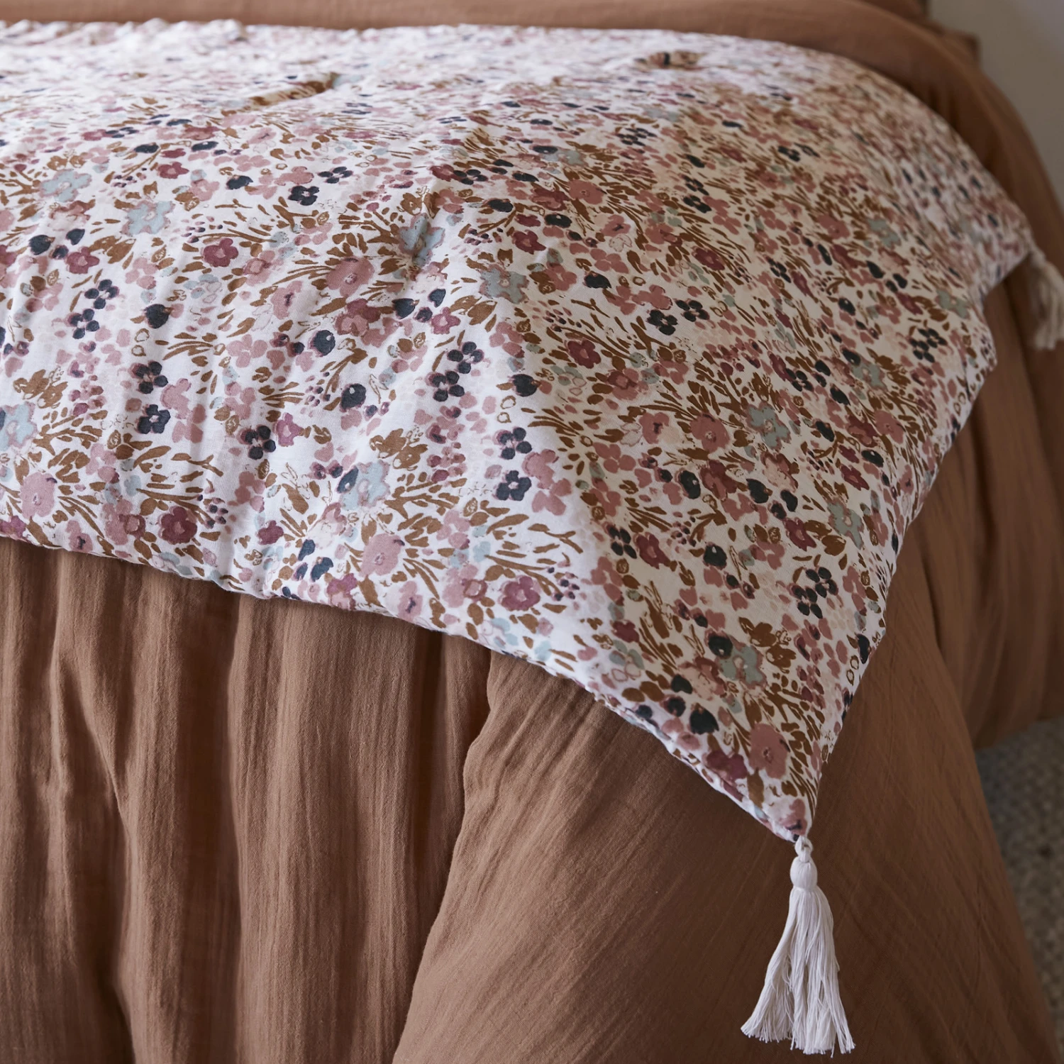 Edredon gaze de coton (90 x 200 cm) Constance Beige pampa Edredon Gaze De Coton (90 X 200 Cm) Constance Beige Pampa -Eminza capucine pampa amb bdl coussin detail03 copie