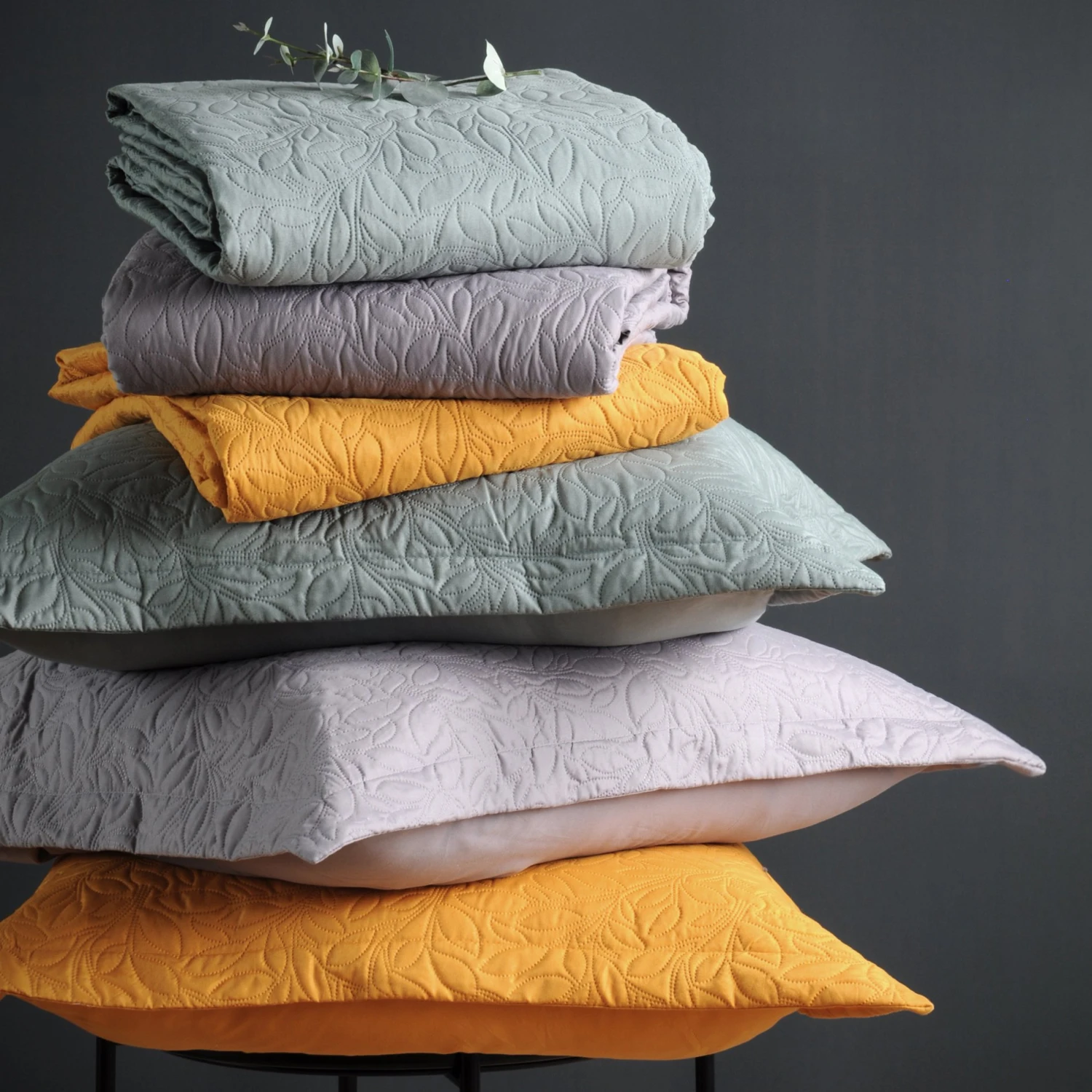 Couvre-lit et taie d'oreiller (180 x 240 cm) Cassandre Blanc Couvre-lit Et Taie D'oreiller (180 X 240 Cm) Cassandre Blanc -Eminza cassandre boutis 180x240 1taie polyester 100 blanc 103469 1626081930