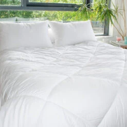 Couette Chaude (200 Cm) Microfibre Lavable à 95°C Blanche