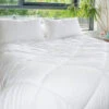 Couette Chaude (260 Cm) Microfibre Lavable à 95°C Blanche