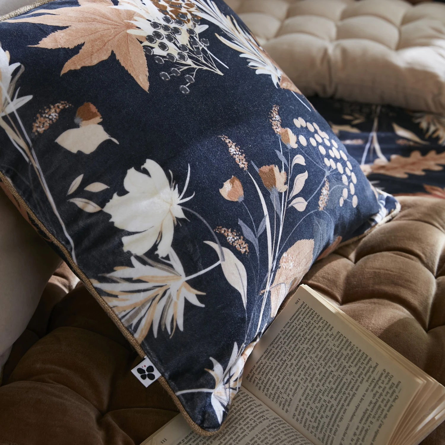 Coussin carré velours de coton (45 cm) Hazel Bleu Coussin Carré Velours De Coton (45 Cm) Hazel Bleu -Eminza coussin dhoussable 45 x 45 cm velours de coton imprim hazel 131387 1695133165