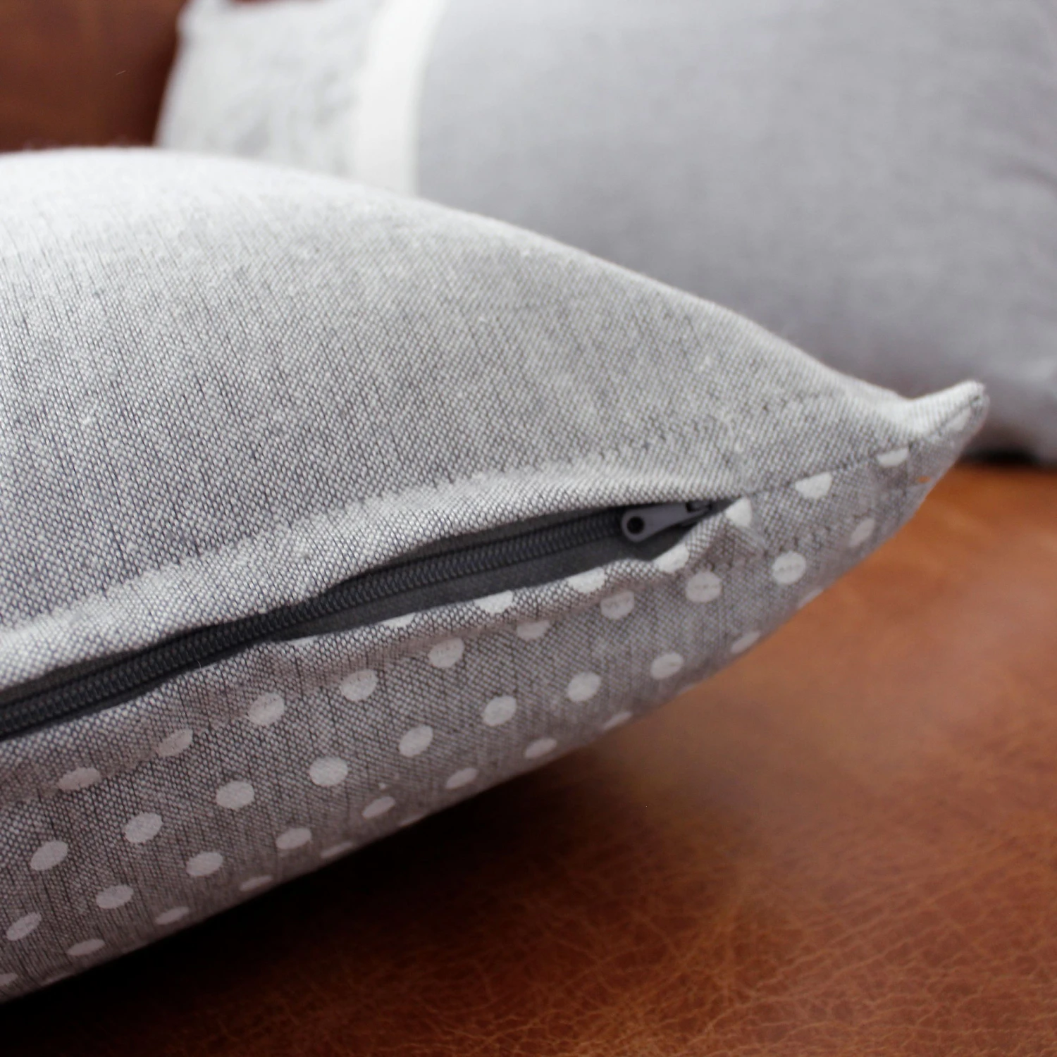 Coussin carré coton recyclé (40 cm) Elisa Gris clair Coussin Carré Coton Recyclé (40 Cm) Elisa Gris Clair -Eminza coussin elisa en coton recycl tissu effet chin dhoussable par un zip 40x40 cm gris clair 127155 1675158822