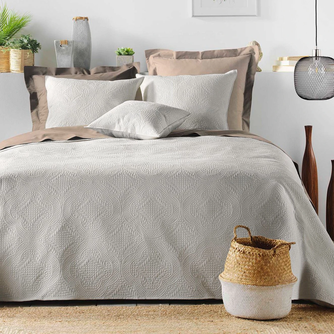 Couvre-lit (220 x 240 cm) Romane Blanc Couvre-lit (220 X 240 Cm) Romane Blanc -Eminza couvre lit 220 x 240 cm romane beige 118477 1661953718