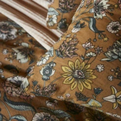 Taie D'oreiller Rectangulaire Gaze De Coton (70 Cm) Daphné Camel 3 Taie D'oreiller Rectangulaire Gaze De Coton (70 Cm) Daphné Camel -Eminza daphne camelia detail pdl 07