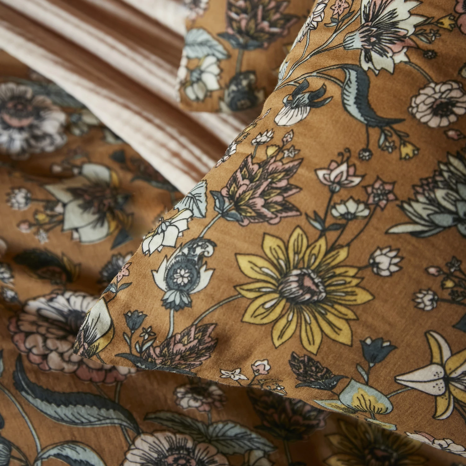 Taie d'oreiller rectangulaire gaze de coton (70 cm) Daphné Camel Taie D'oreiller Rectangulaire Gaze De Coton (70 Cm) Daphné Camel -Eminza daphne camelia detail pdl 07