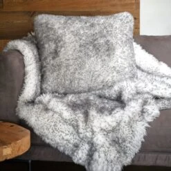 Coussin Carré Fausse Fourrure (50 Cm) Kingston Gris 2 Coussin Carré Fausse Fourrure (50 Cm) Kingston Gris -Eminza kingston coussin 50x50 cm gris 129961 1688563985