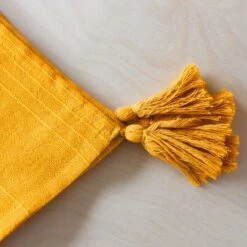 Nappe Rectangulaire Coton Recyclé (L240 Cm) Bombay Jaune Moutarde -Eminza nappe en coton recycl bombay avec 4 pompons 140x240 cm moutarde 127374 1675070256