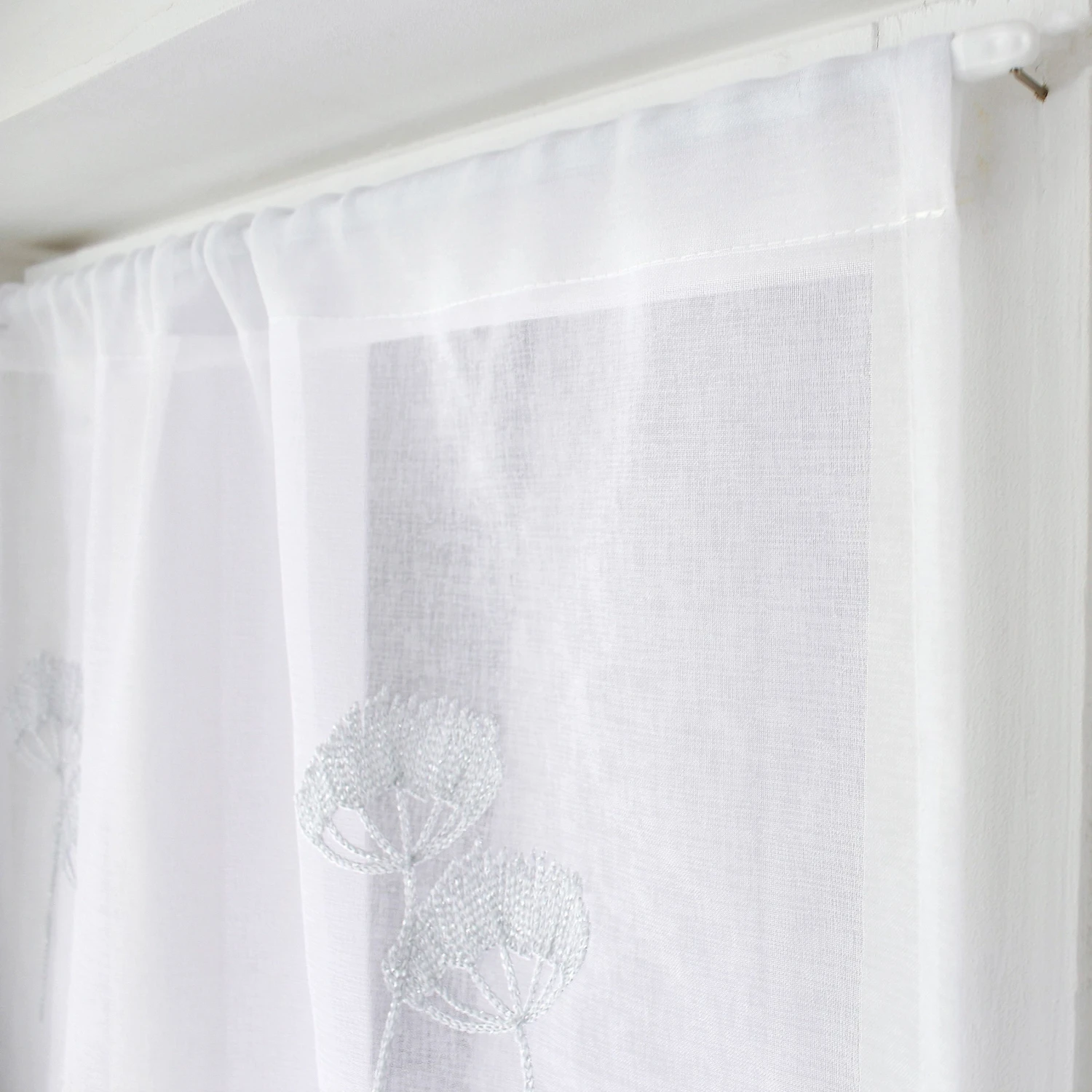 Paire de voilages brodés (60 x 120 cm) Cosmos Blanc Paire De Voilages Brodés (60 X 120 Cm) Cosmos Blanc -Eminza paire de vitrage cosmos en tamine brod fleur design exclusif passe tringle 60x120 cm blanc lurex 127215 1675161202