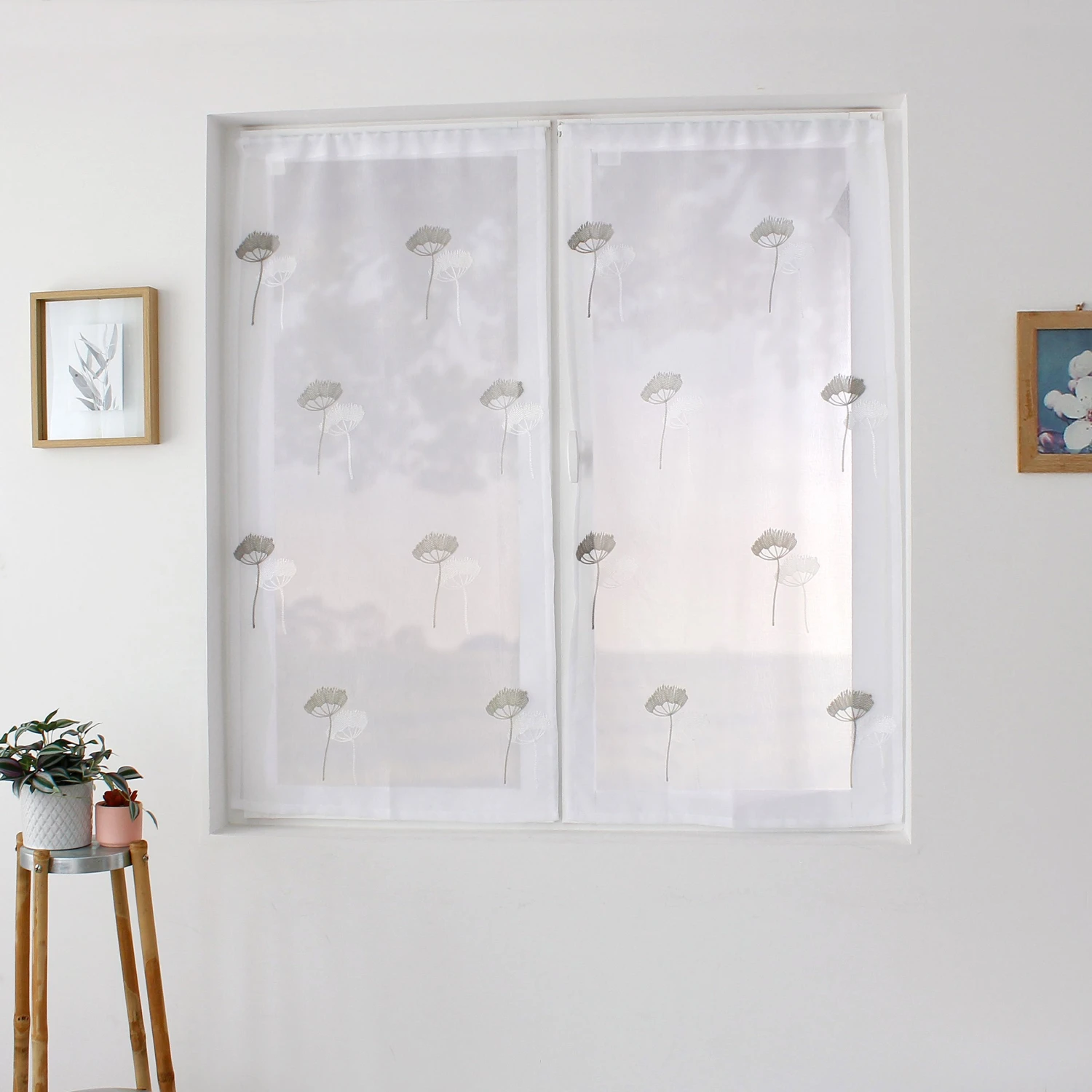 Paire de voilages brodés (60 x 120 cm) Cosmos Gris Paire De Voilages Brodés (60 X 120 Cm) Cosmos Gris -Eminza paire de vitrage cosmos en tamine brod fleur design exclusif passe tringle 60x120 cm gris blanc 127221 1675161286