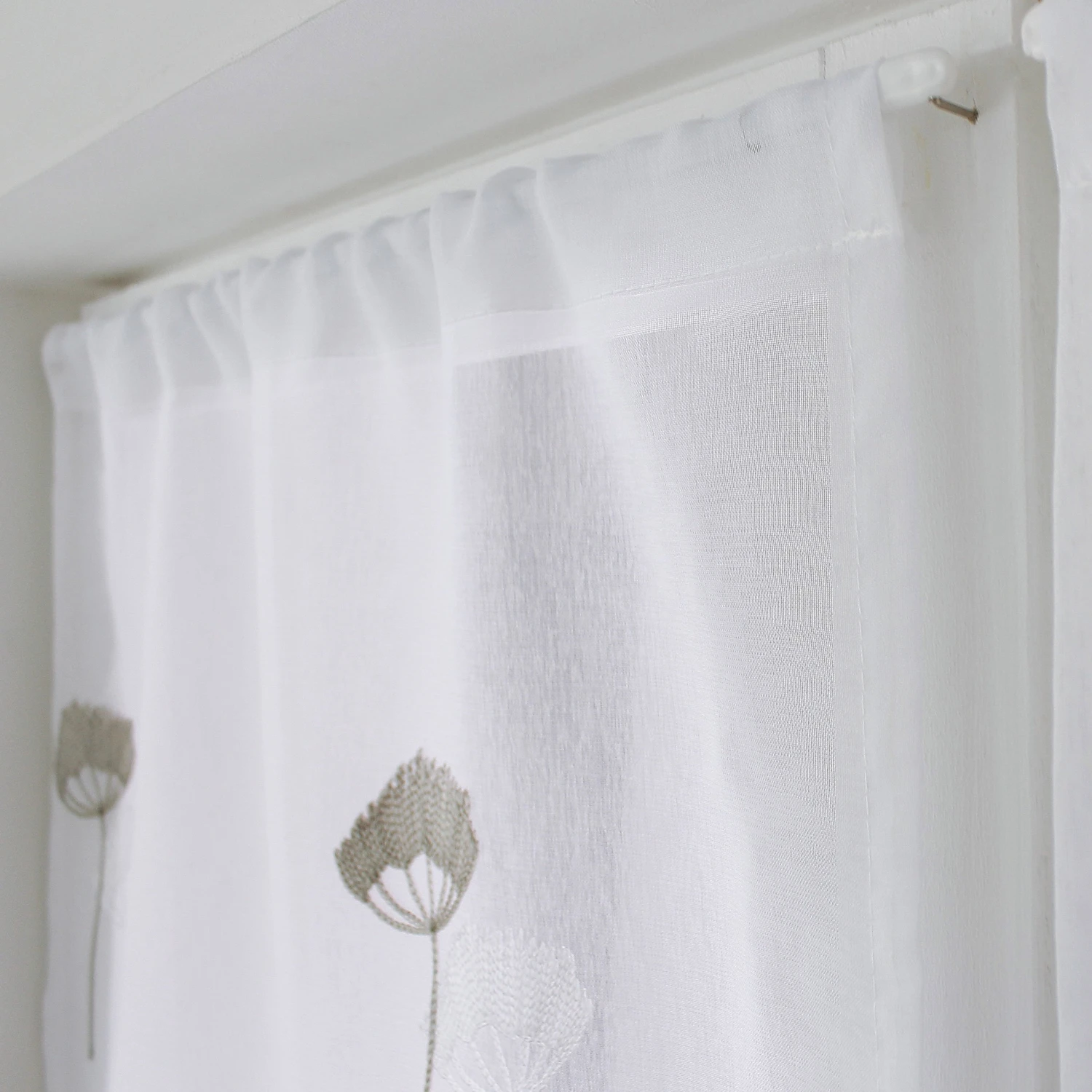 Paire de voilages brodés (60 x 120 cm) Cosmos Gris Paire De Voilages Brodés (60 X 120 Cm) Cosmos Gris -Eminza paire de vitrage cosmos en tamine brod fleur design exclusif passe tringle 60x120 cm gris blanc 127221 1675161297