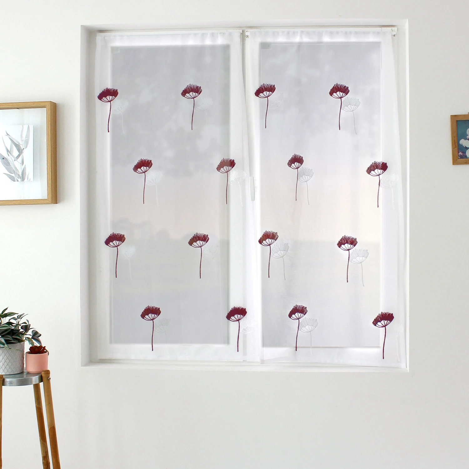 Paire de voilages brodés (60 x 160 cm) Cosmos Bordeaux Paire De Voilages Brodés (60 X 160 Cm) Cosmos Bordeaux -Eminza paire de vitrage cosmos en tamine brod fleur design exclusif passe tringle 60x160 cm bordeaux blanc 127290 1675076897