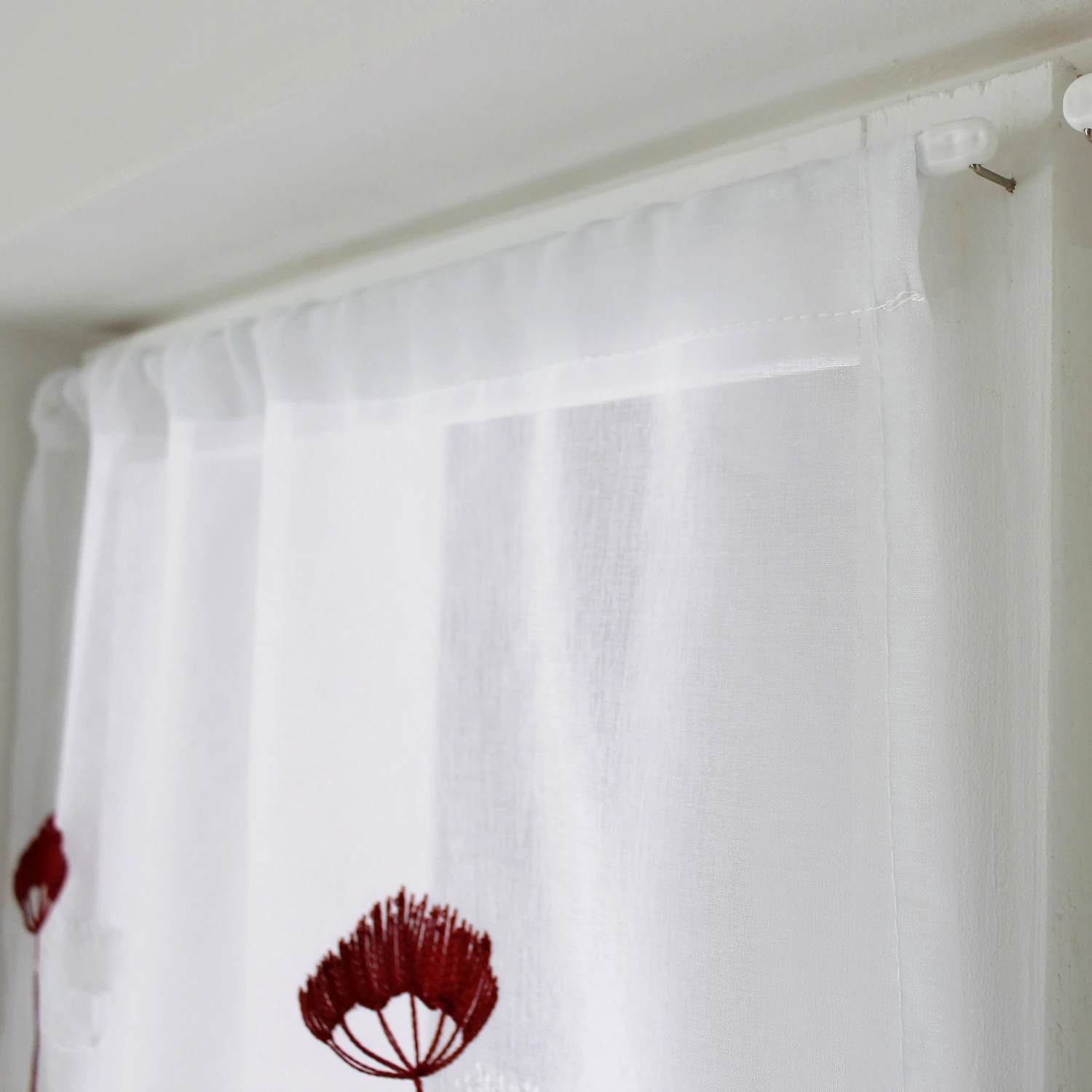 Paire de voilages brodés (60 x 160 cm) Cosmos Bordeaux Paire De Voilages Brodés (60 X 160 Cm) Cosmos Bordeaux -Eminza paire de vitrage cosmos en tamine brod fleur design exclusif passe tringle 60x160 cm bordeaux blanc 127290 1675076910