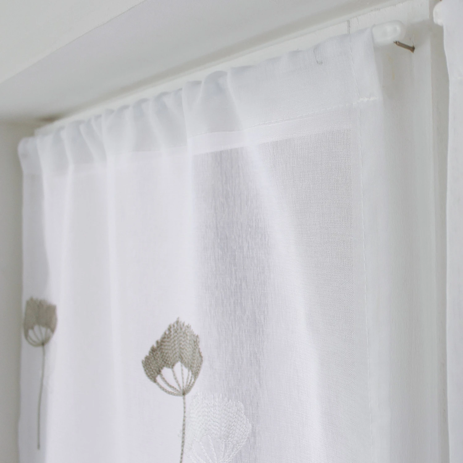 Paire de voilages brodés (60 x 90 cm) Cosmos Gris Paire De Voilages Brodés (60 X 90 Cm) Cosmos Gris -Eminza paire de vitrage cosmos en tamine brod fleur design exclusif passe tringle 60x90 cm gris blanc 127131 1675157402