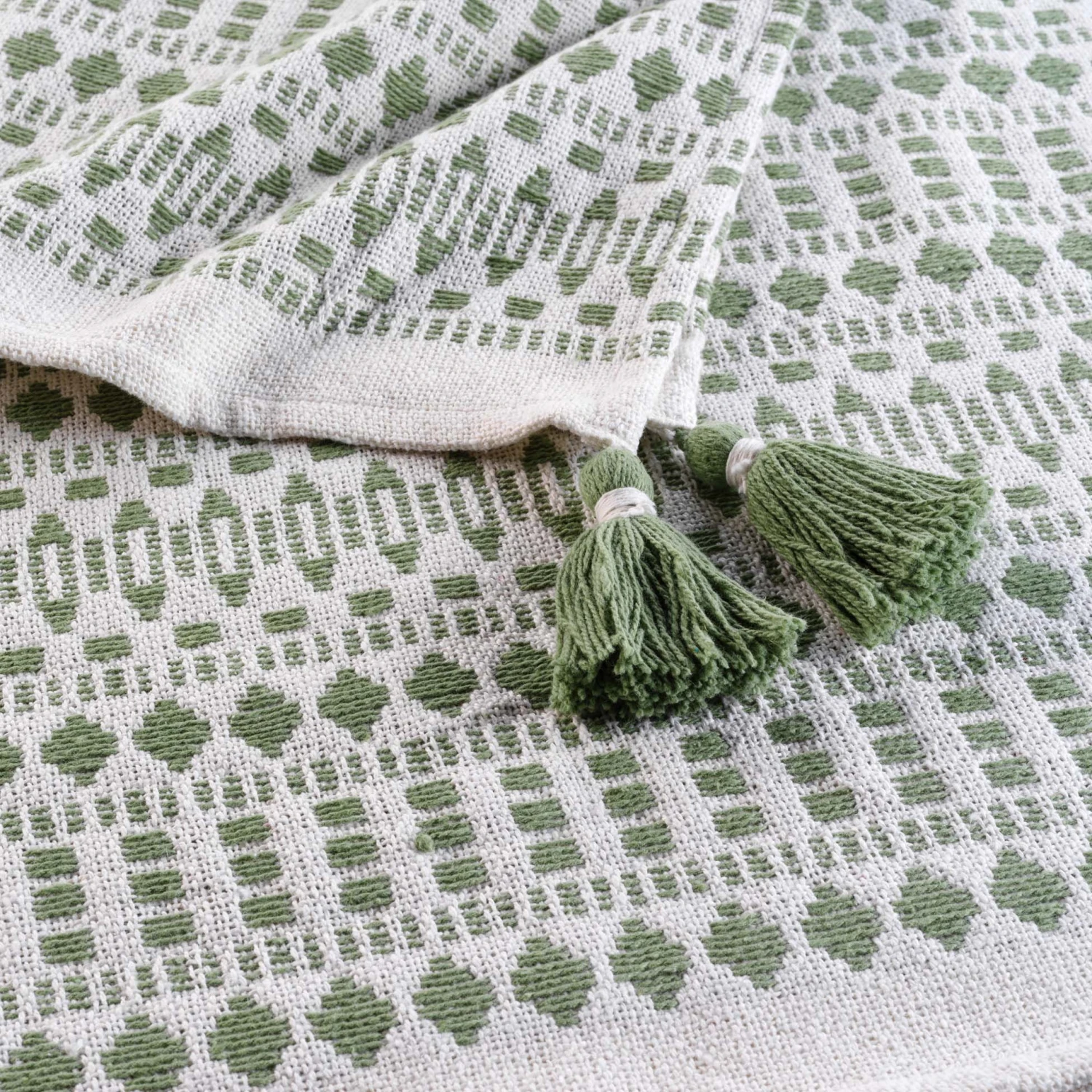 Jeté de canapé (150 cm) Maldives Vert Jeté De Canapé (150 Cm) Maldives Vert -Eminza plaid a pompons 125 x 150 cm coton tisse maldives blanc kaki 113840 1642170933