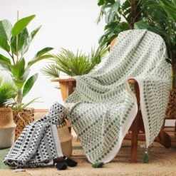 Jeté De Canapé (150 Cm) Maldives Vert 3 Jeté De Canapé (150 Cm) Maldives Vert -Eminza plaid a pompons 125 x 150 cm coton tisse maldives blanc kaki 113840 1642170949