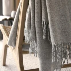 Plaid Laine (200 Cm) Martin Gris 2 Plaid Laine (200 Cm) Martin Gris -Eminza plaid franges 140 x 200 cm laine martin 131466 1695196105