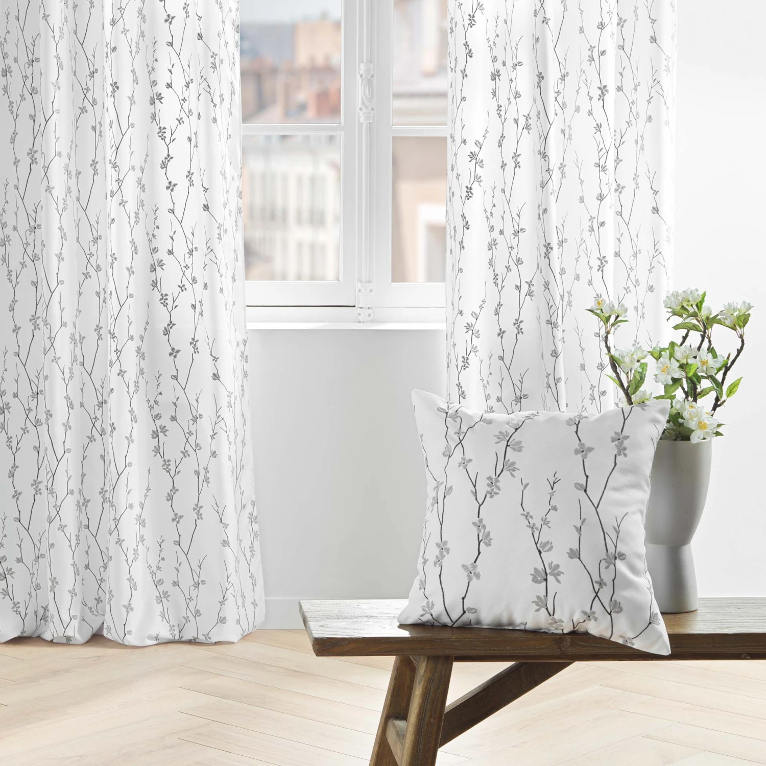 Rideau (140 x 260 cm) Sakura Blanc Rideau (140 X 260 Cm) Sakura Blanc -Eminza rideau a oeillets 140 x 260 cm polyester imprime applique sakura blanc 130528 1689599904