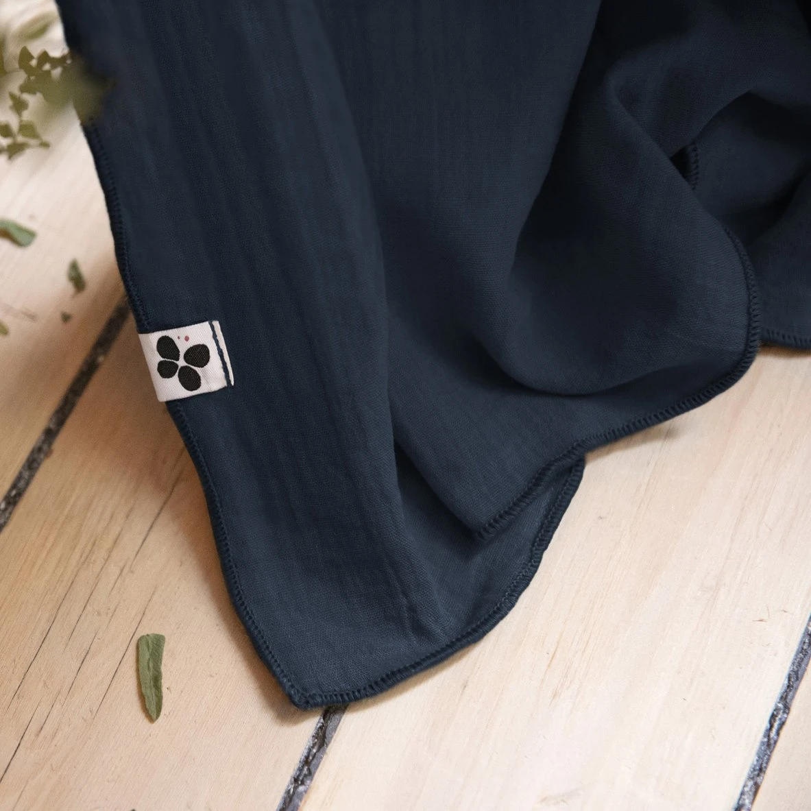 Rideau gaze de coton ajustable (140 x max 300 cm) Gaïa Bleu nuit Rideau Gaze De Coton Ajustable (140 X Max 300 Cm) Gaïa Bleu Nuit -Eminza rideau ajustable 8 anneaux pince gaze de coton 140 x 300 cm minuit dark blue ga a 109370 1631603534