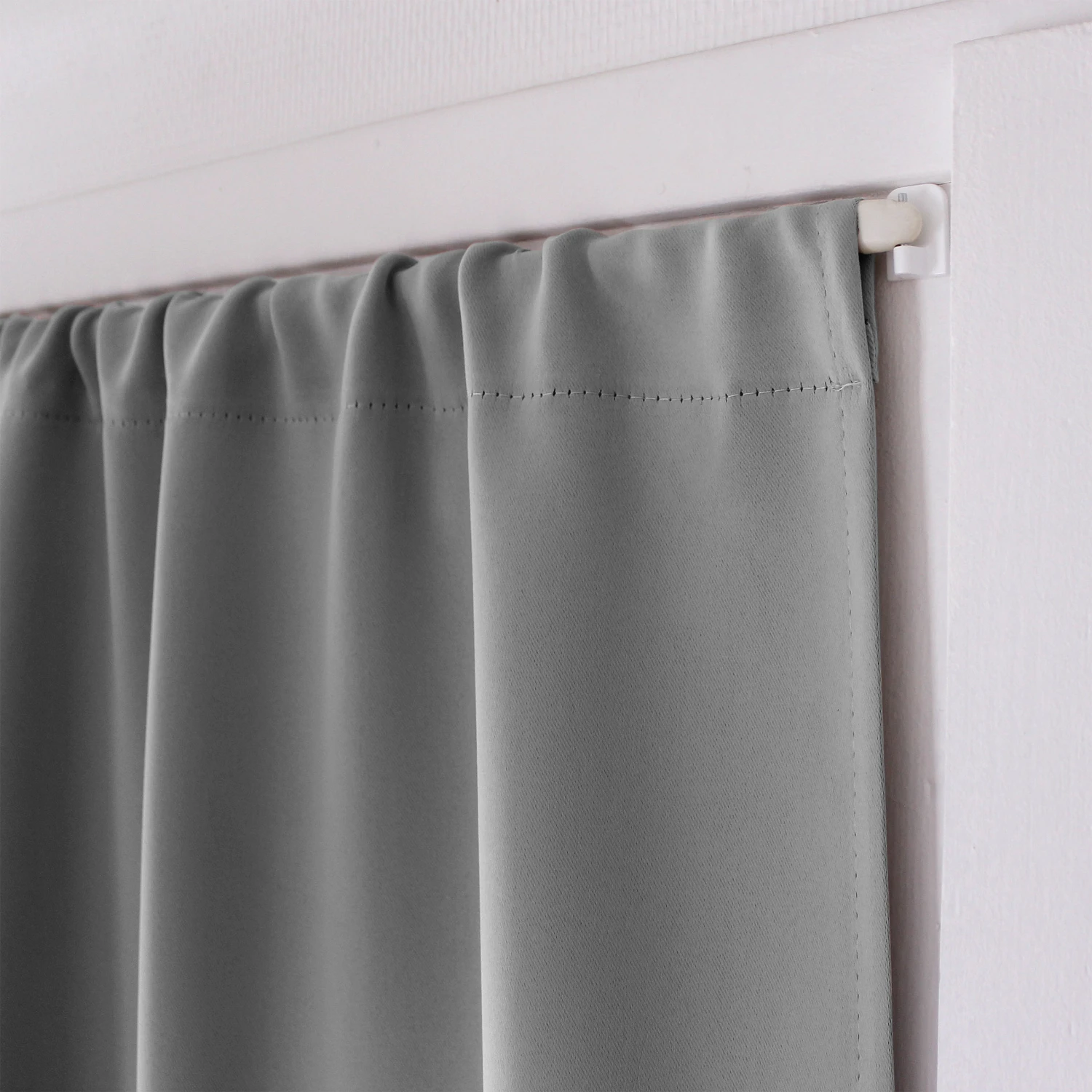 Rideau occultant passe-tringle (90 x 210 cm) Night Gris clair Rideau Occultant Passe-tringle (90 X 210 Cm) Night Gris Clair -Eminza rideau occultant la lumi re passe tringle 5 cm tissu certifi idal pour les portes vitres 90x210cm 2010 gris clair 131012 1690874023