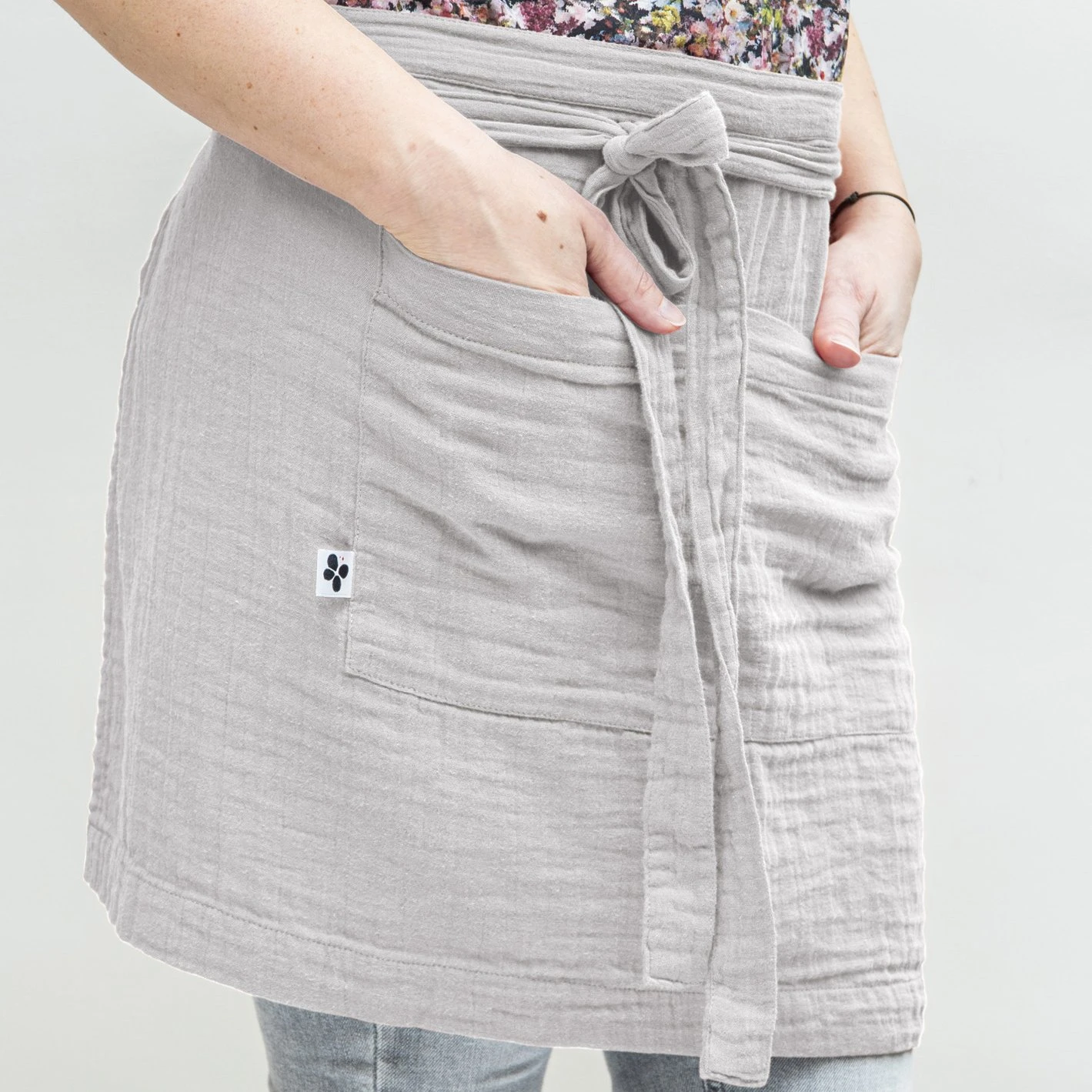 Tablier avec poches gaze de coton Gaïa Gris nuage Tablier Avec Poches Gaze De Coton Gaïa Gris Nuage -Eminza tablier serveur gaze de coton 45 x 80 cm ga a nuage 112634 1641286149