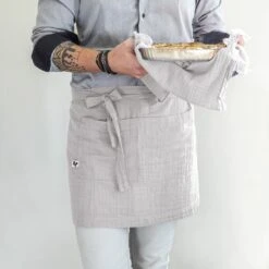 Tablier Avec Poches Gaze De Coton Gaïa Gris Nuage 2 Tablier Avec Poches Gaze De Coton Gaïa Gris Nuage -Eminza tablier serveur gaze de coton 45 x 80 cm ga a nuage 112634 1641286160