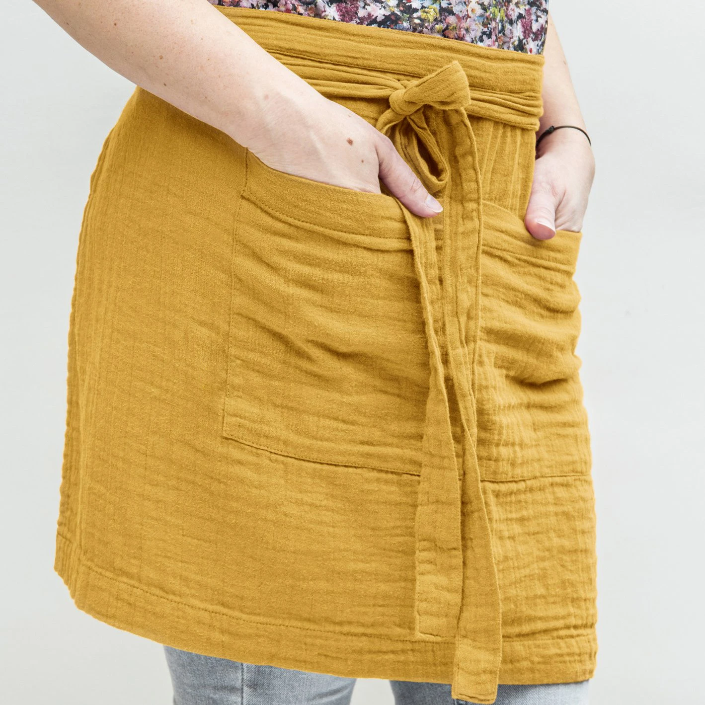 Tablier avec poches gaze de coton Gaïa Jaune safran Tablier Avec Poches Gaze De Coton Gaïa Jaune Safran -Eminza tablier serveur gaze de coton 45 x 80 cm ga a safran 112637 1641286042