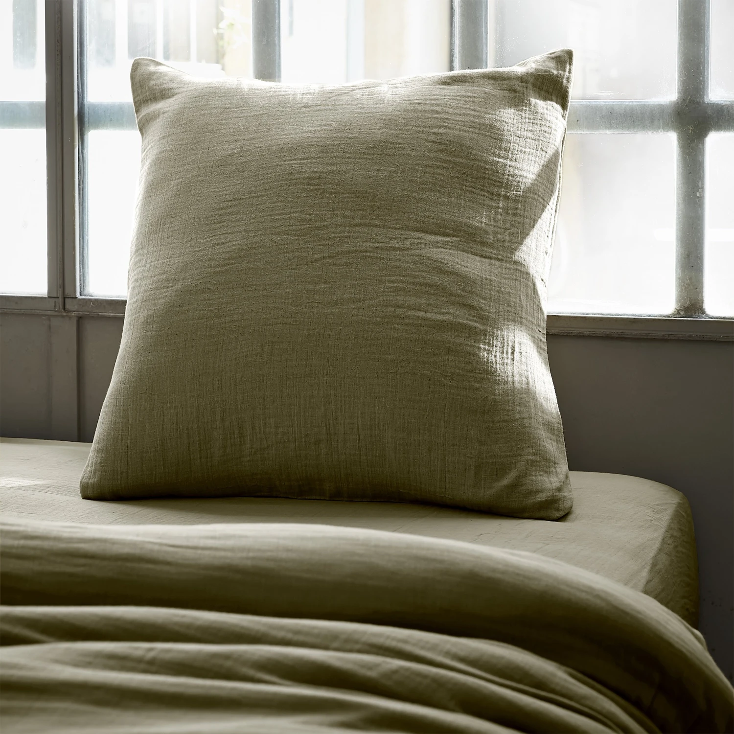 Taie d'oreiller carrée gaze de coton (60 cm) Gaïa Vert romarin Taie D'oreiller Carrée Gaze De Coton (60 Cm) Gaïa Vert Romarin -Eminza taie d oreiller carr e gaze de coton 60 cm ga a vert romarin 109199 1694527882